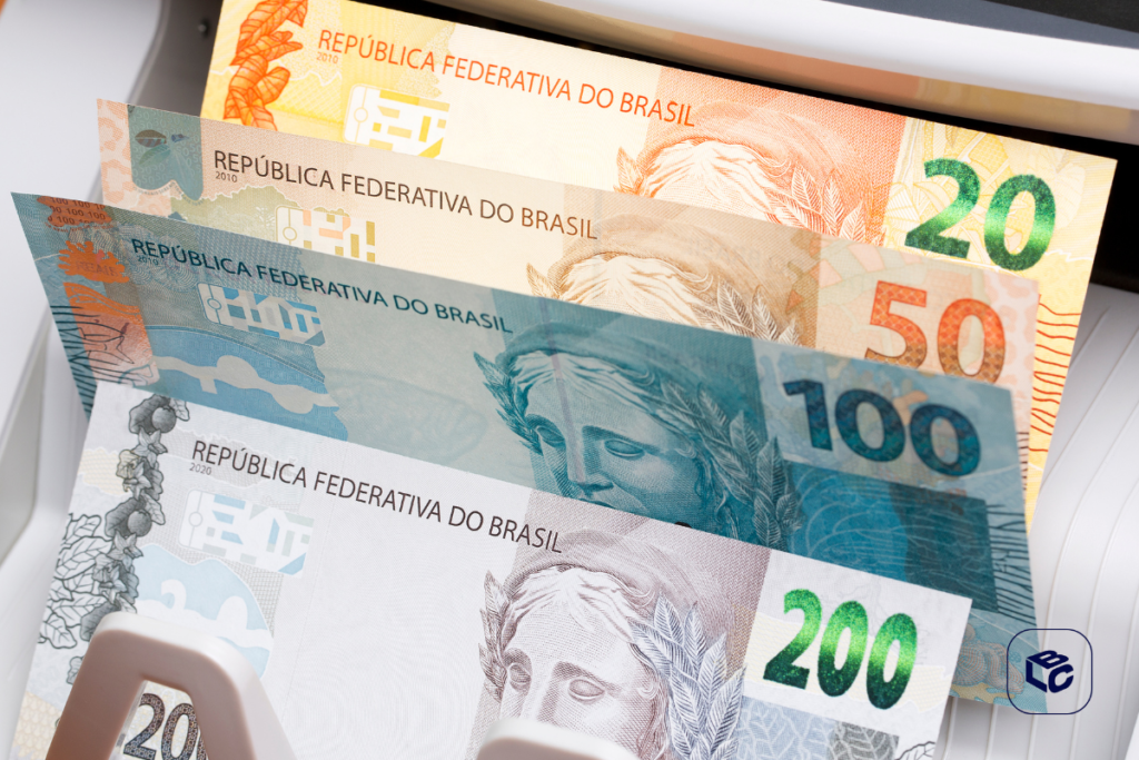 Cédulas de reais brasileiros de 200, 100, 50 e 20 reais, em máquina de contagem, para vender precatório.