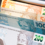 Cédulas de reais brasileiros de 200, 100, 50 e 20 reais, em máquina de contagem, para vender precatório.