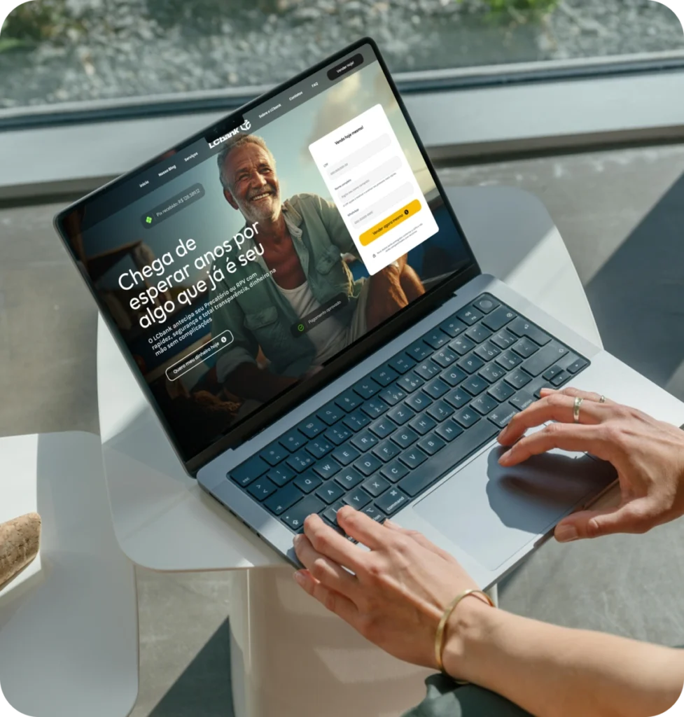 Laptop exibindo site do LG Bank com homem sorrindo e texto "Chega de esperar